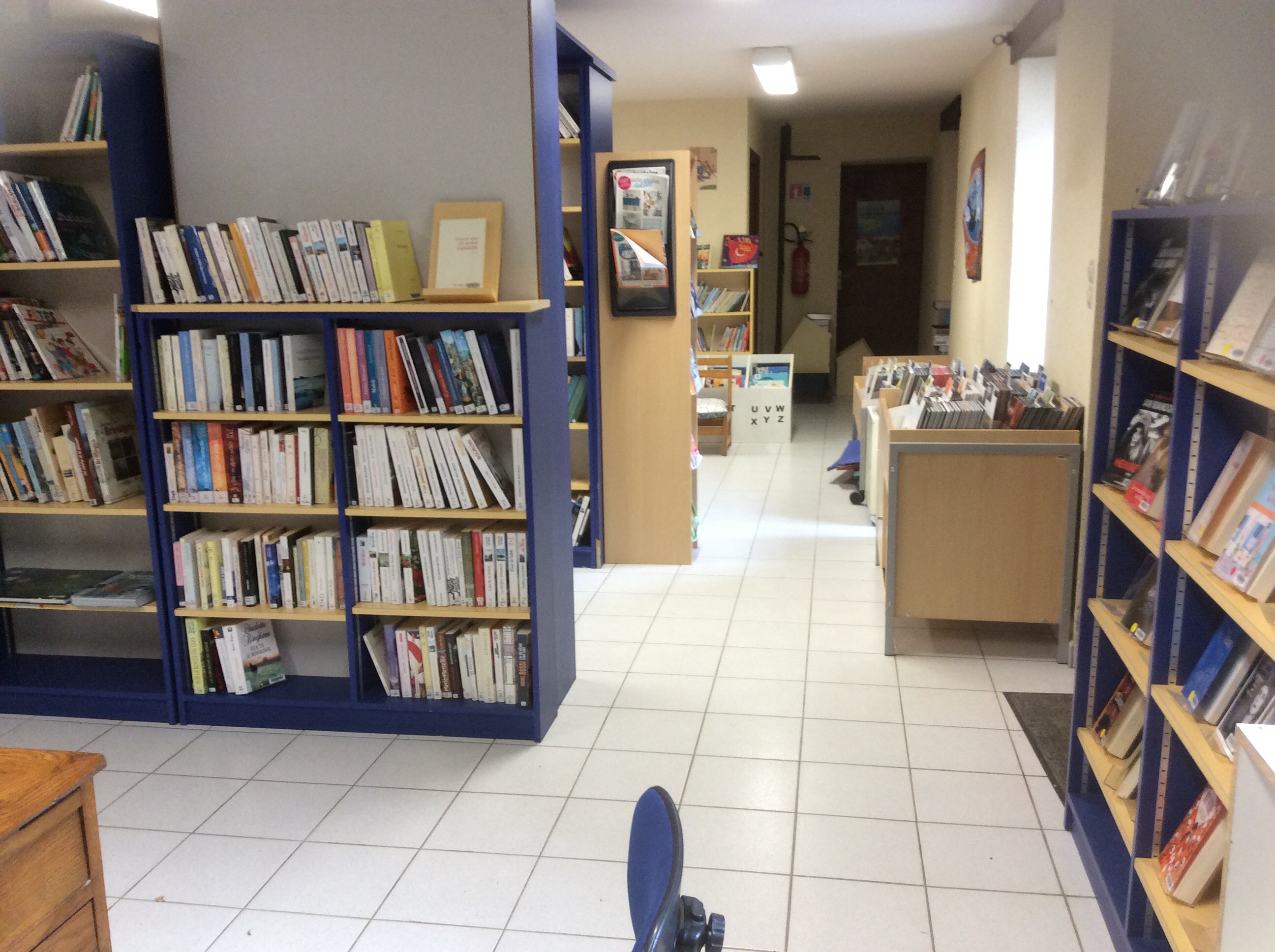 20190906_vue_1_des_étagères_remplies_de_